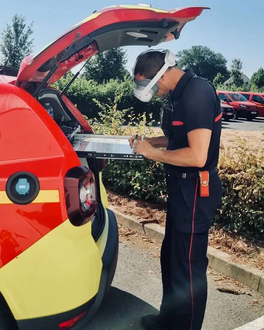 Un formateur prépare l’exercice, casque de réalité mixte sur la tête